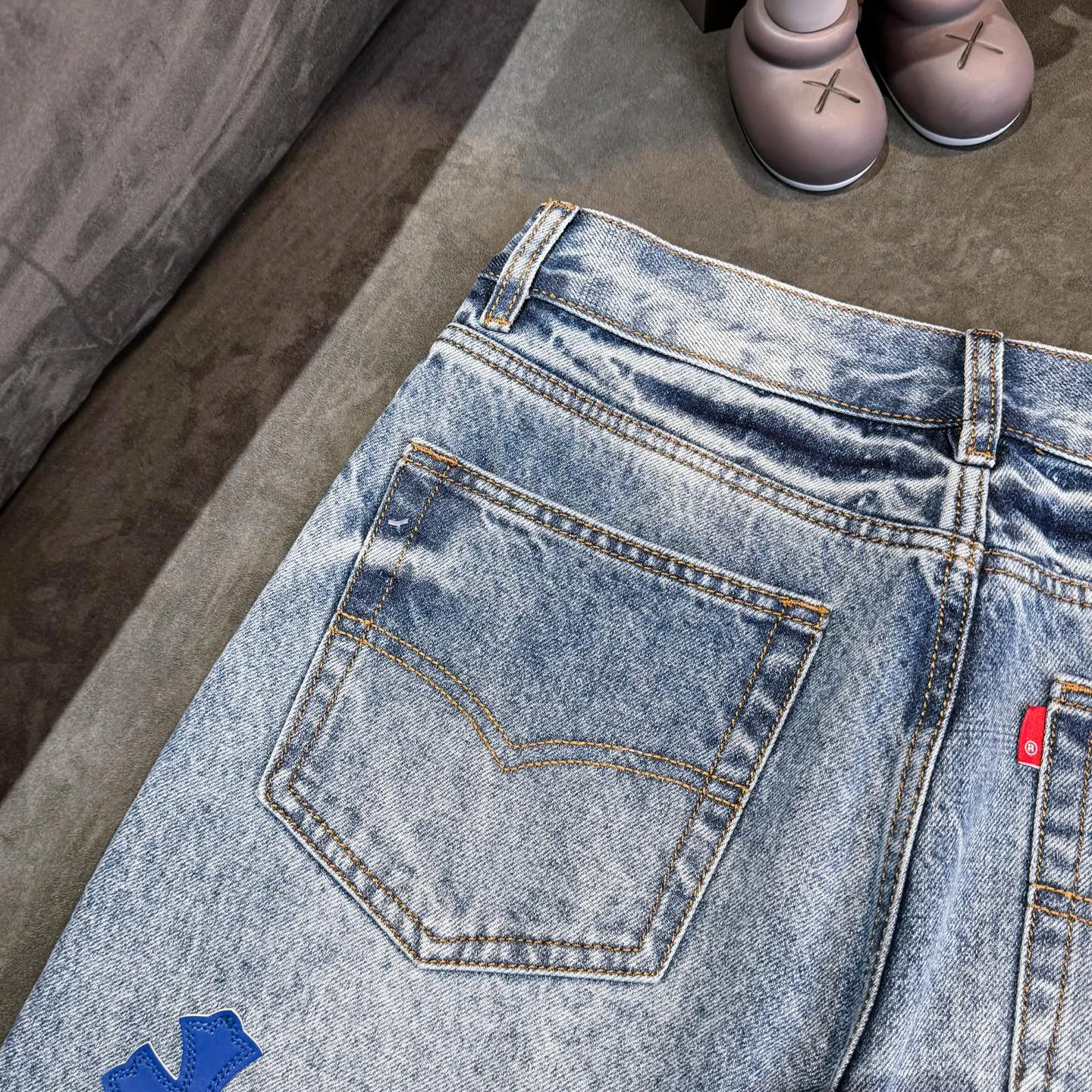 P270 Chrome Hearts CH Cross embroidered distressed jeans Top ceiling quality 100% version correct version is coming!  Believe me this must be the best quality you will ever come across! ! Excellent value for money! !  Styles with different washes and textures are very friendly to people with thin legs and thick legs. The straight version is very flattering to the shape of the legs. The moderate length is timeless and easy to match. It is the basis of various styles and a must-have in the wardrobe! ! Add a little stacking to easily control this year's popular clean fit fabric. The fabric is stiff but the upper body is soft without losing texture. The sides and cuffs of some styles have a bone-wash effect. It's really hard not to love it! The outfit effect is immediate! ✅Correctly customize the Croxin metal leather label on the back panel. It is not sold directly with the cross on the finished jeans. 1:1 copying strives for excellence and the details are perfectly grasped. ✅The cross leather label is clear and smooth. Exquisite turning top craftsmanship. ✅Buttons, zippers and hardware are all customized versions of the Croxin LOGO. ✅High-cost washing process. Size: 28 30 32 34 36 (5 sizes)